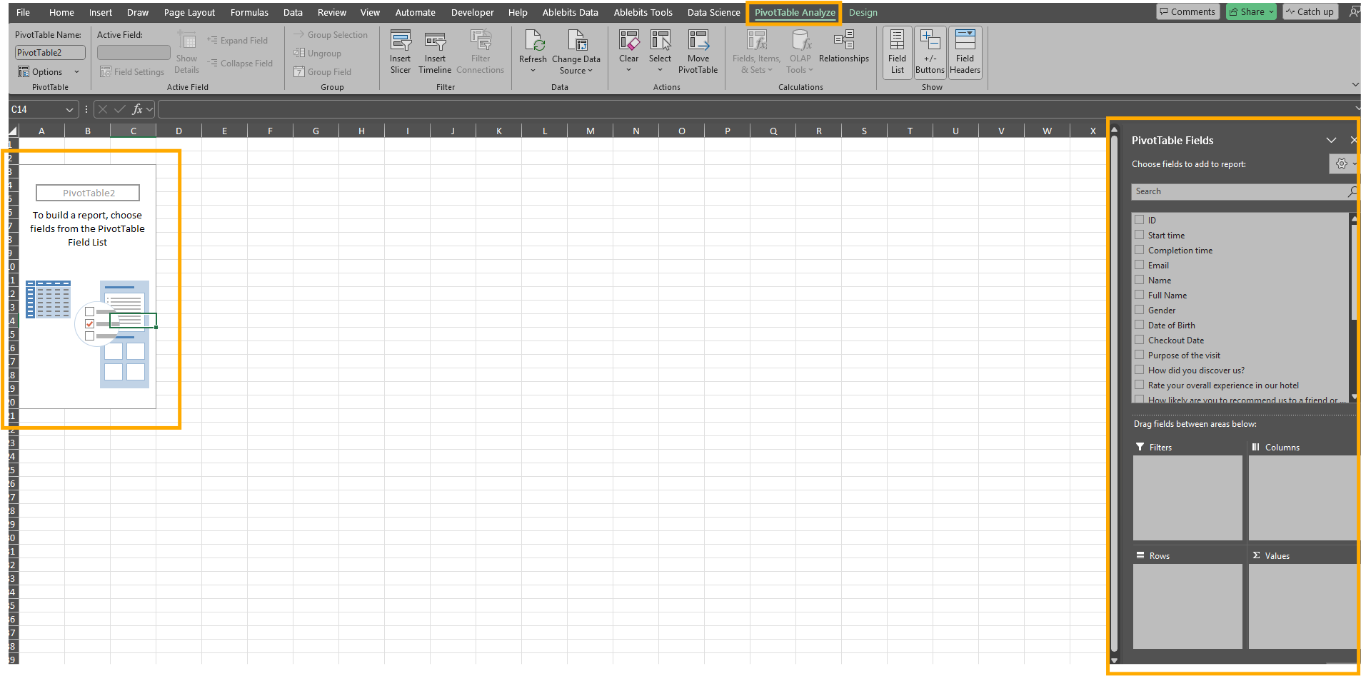 Excel mit PivotTable-Bildschirm mit der Feldliste rechts und der leeren Tabelle links. Symbolleistenoptionen oben sichtbar.