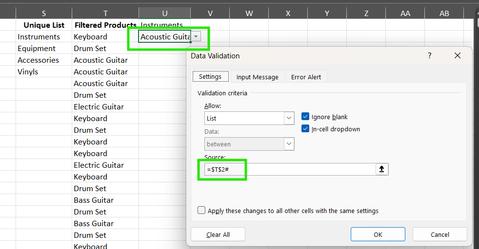 Excel-Fenster mit einem Dropdown-Menü, in dem in Spalte U „Akustikgitarre“ ausgewählt ist. Fenster mit den Datenüberprüfungseinstellungen geöffnet, Quelle auf =$T$2# eingestellt.