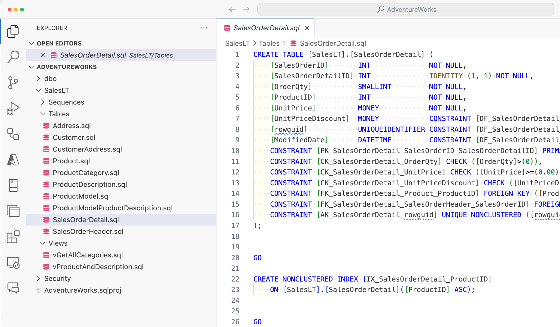 Der SQL-Code-Editor zeigt die Datei „SalesOrderDetail.sql“ mit hervorgehobenem Tabellenerstellungsskript und Einschränkungen an. Die Seitenleiste listet die SQL-Dateien auf.