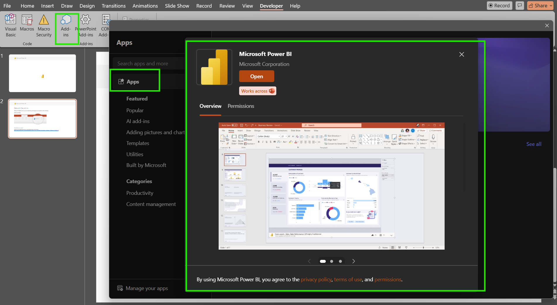 PowerPoint-Screenshot mit einer Übersicht über die Microsoft Power BI-App mit Datendiagrammen auf der Folie. Grün hervorgehobene App-Registerkarte; Menüleiste oben.