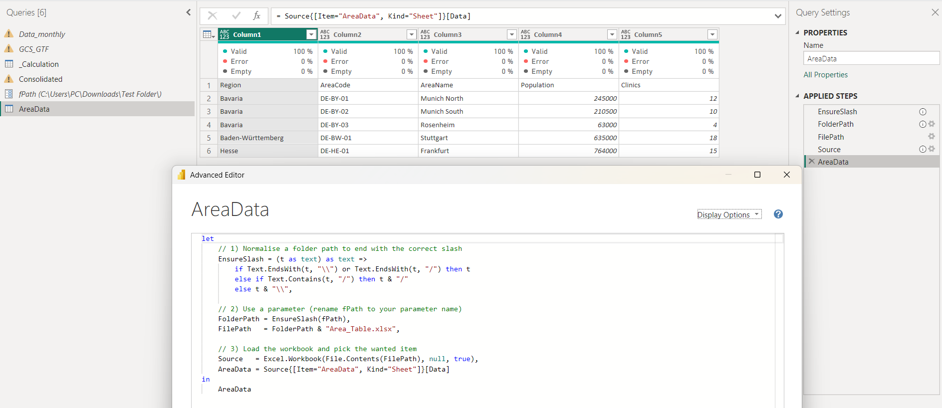 Power Query-Fenster mit einer Datentabelle mit Regionen und entsprechenden Code-, Bevölkerungs- und Kliniknummern. „AreaData“-Code im erweiterten Editor sichtbar.